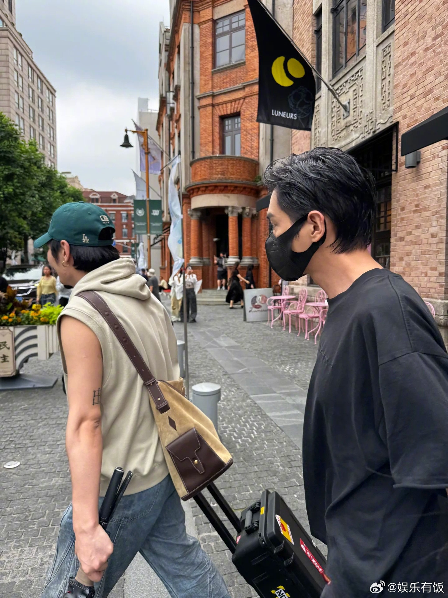 张若昀和张若昀擦肩而过上海街头偶遇张若昀网友在上海偶遇了活动结束的，好