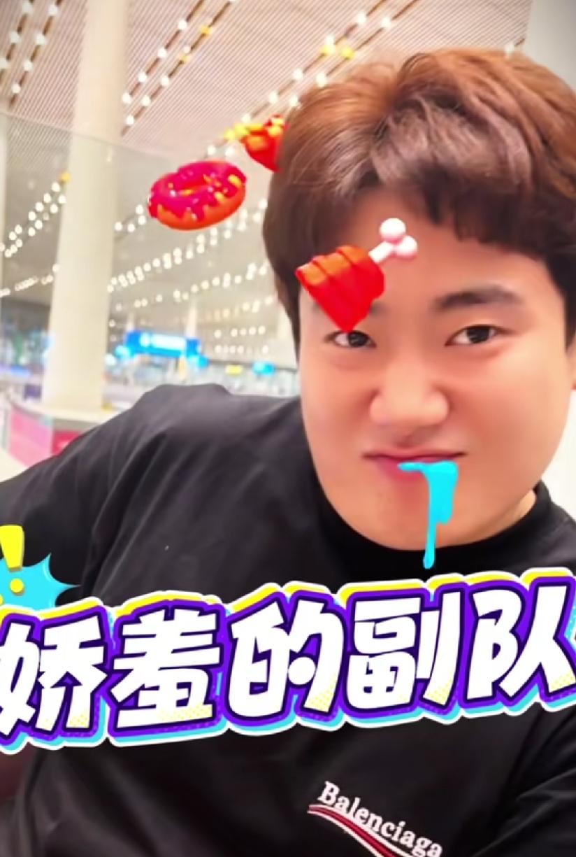 最近国乒圈里传得最热闹的一桩趣事，就是梁靖崑跟队友王楚钦“好到穿同一条裤子”