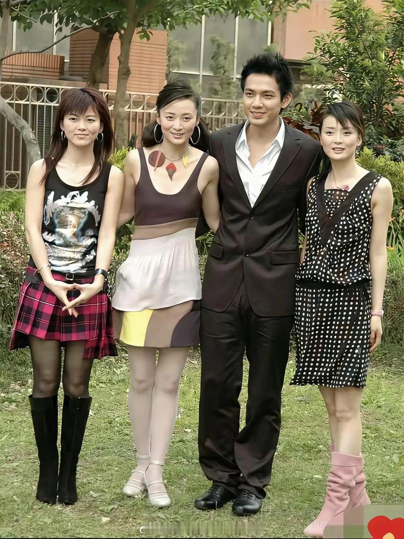 左边是李湘，那时她还很年轻，大紫大红，家喻户晓。右边穿着黑色裙子的是谁？漂亮极了