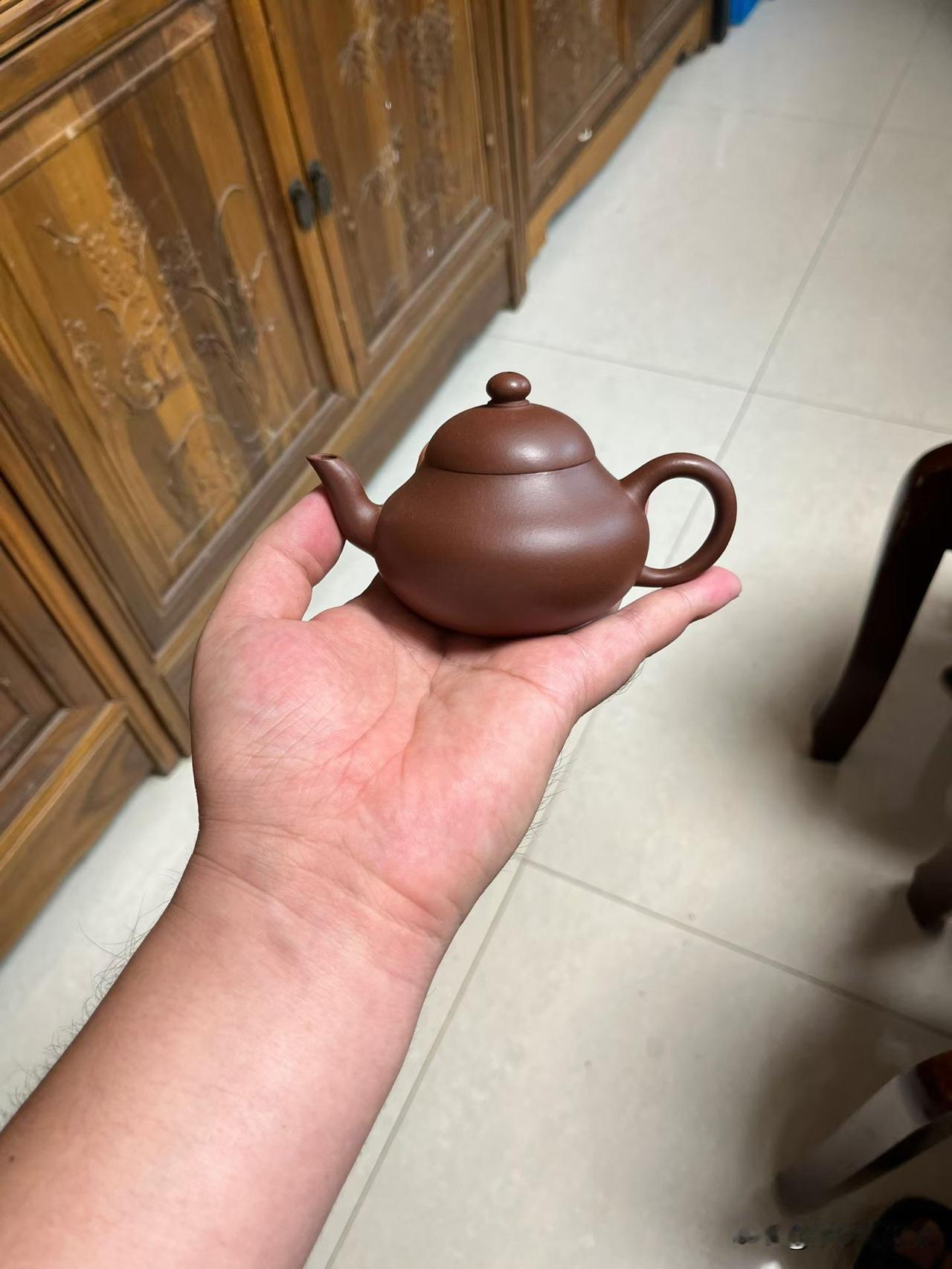 梨形紫砂壶：一壶藏秋，半盏凝香茶圈常言：“手中无梨式，难以言茗事。”壶身自肩部
