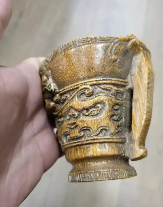 陕西西安，有一位村民在逛古玩市场，被一家店铺的一只杯子吸引住了，这个杯子全身金黄