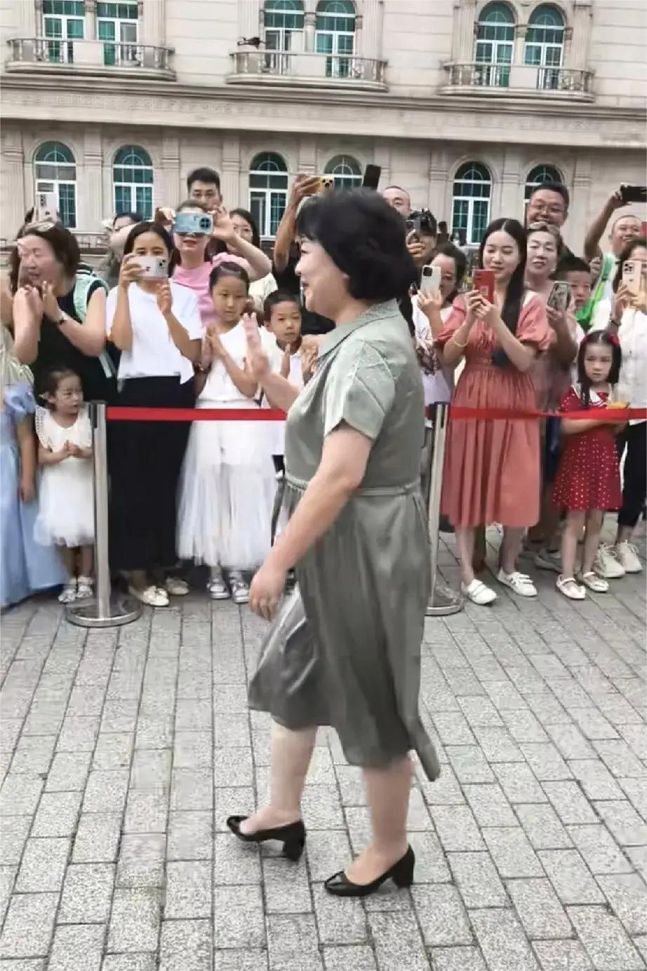 鞠萍姐姐现身活动，“珠圆玉润”体型丰满，时间无情，昔日姐姐也成大妈了