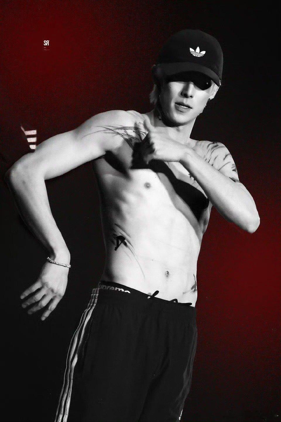 王鹤棣也遭不住法国男粉的应援三个法国帅哥背着大屏应援，王鹤棣遭不住笑的样子，隔