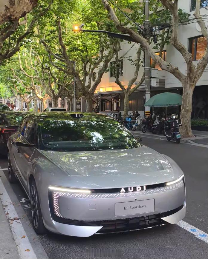 在上海街头偶遇的E5sportback，无伪装！这应该是拍得最清楚的一次了，大