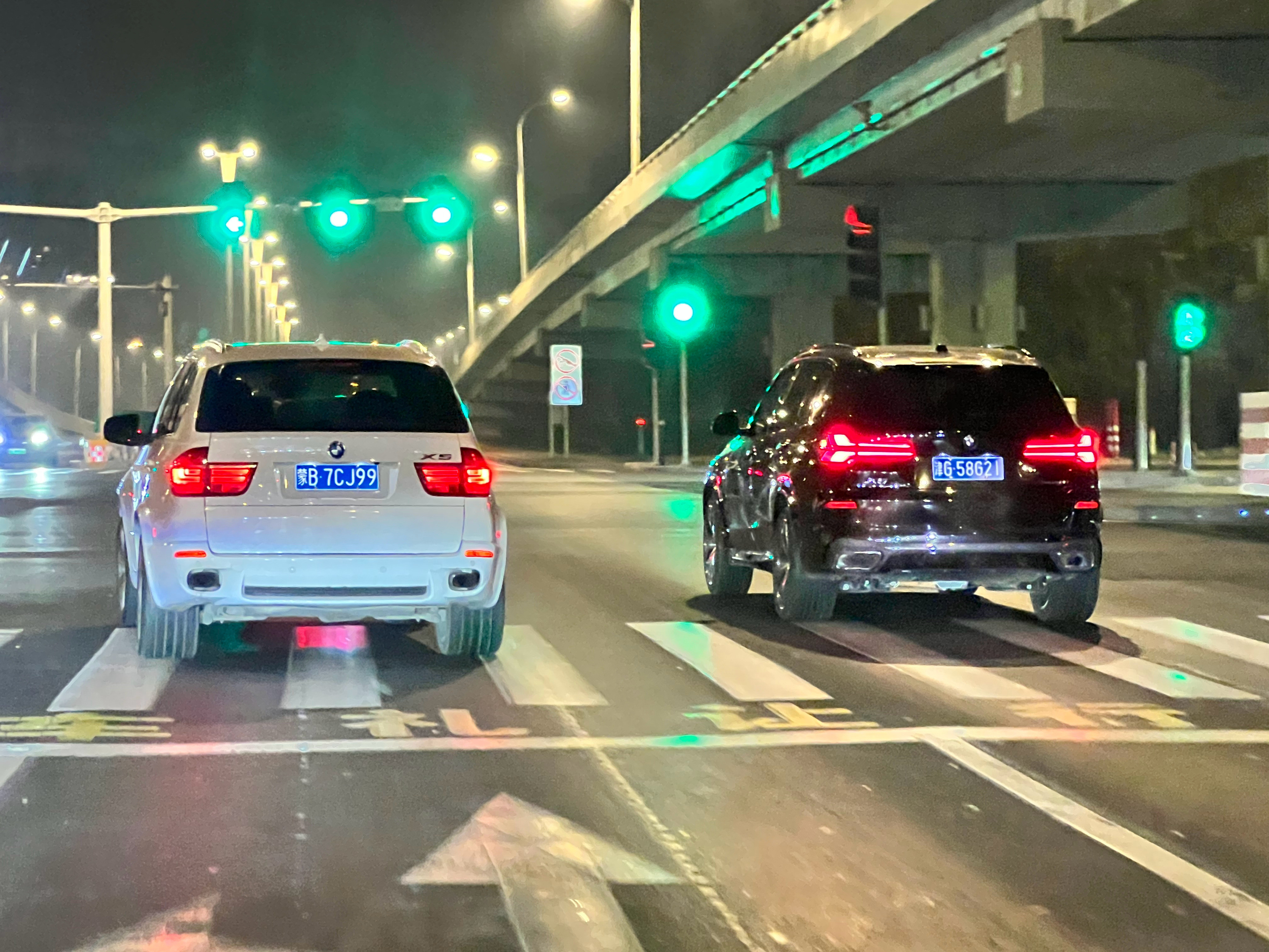 两代X5左边这代太经典，公路之王