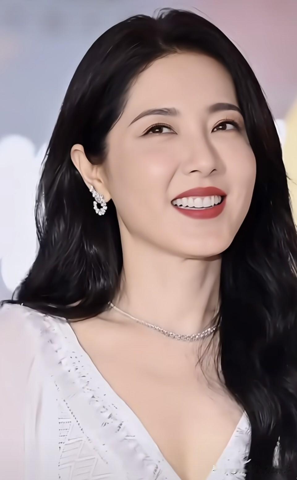 49岁曾黎​之所以不结婚不查不知道，​查了一下资料才知道，都是因为家庭环境的