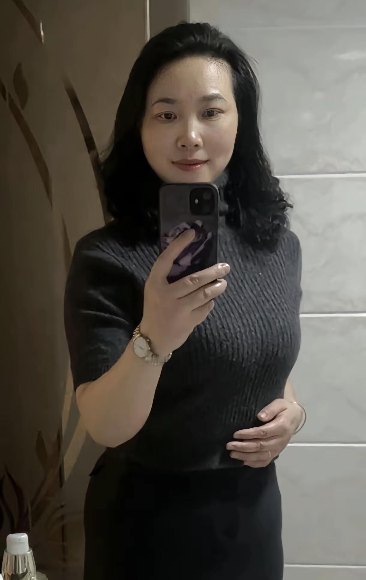 大姨对自己的身体非常自信，对着镜子自拍几个东北大姨