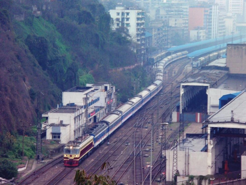 2011年春运期间拍摄的重庆火车站发出的旅客列车，这是一个下午时段拍摄的。图1里