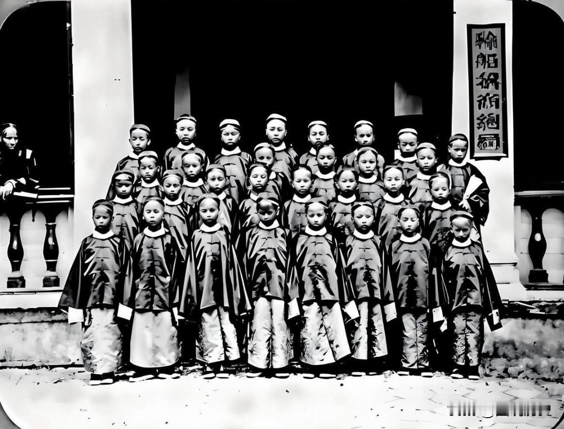 中国第一批留学生1872年，晚清发动了洋务运动，由曾国藩、李鸿章联名上奏清廷