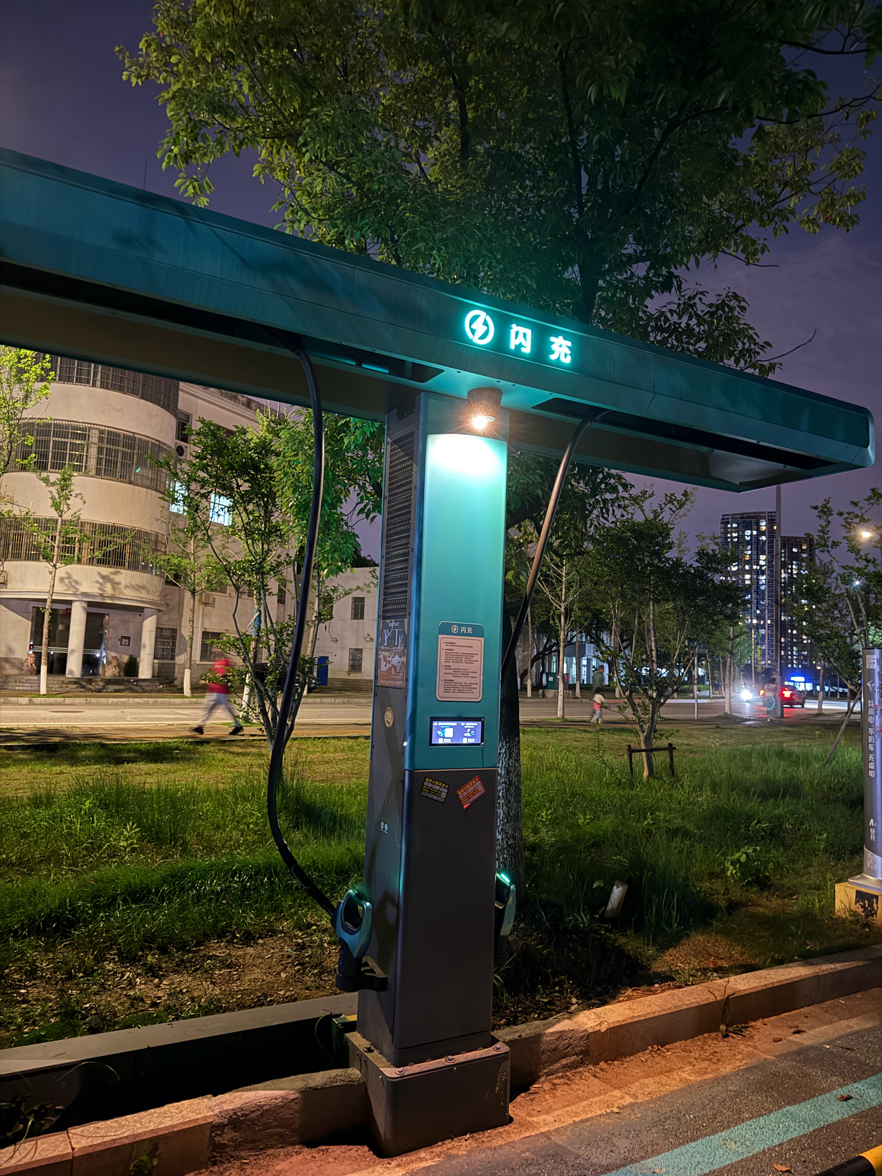 晚上散步路过公园，居然撞见了比亚迪闪充桩！前阵子还只在4S店附近见过，现在直接悄