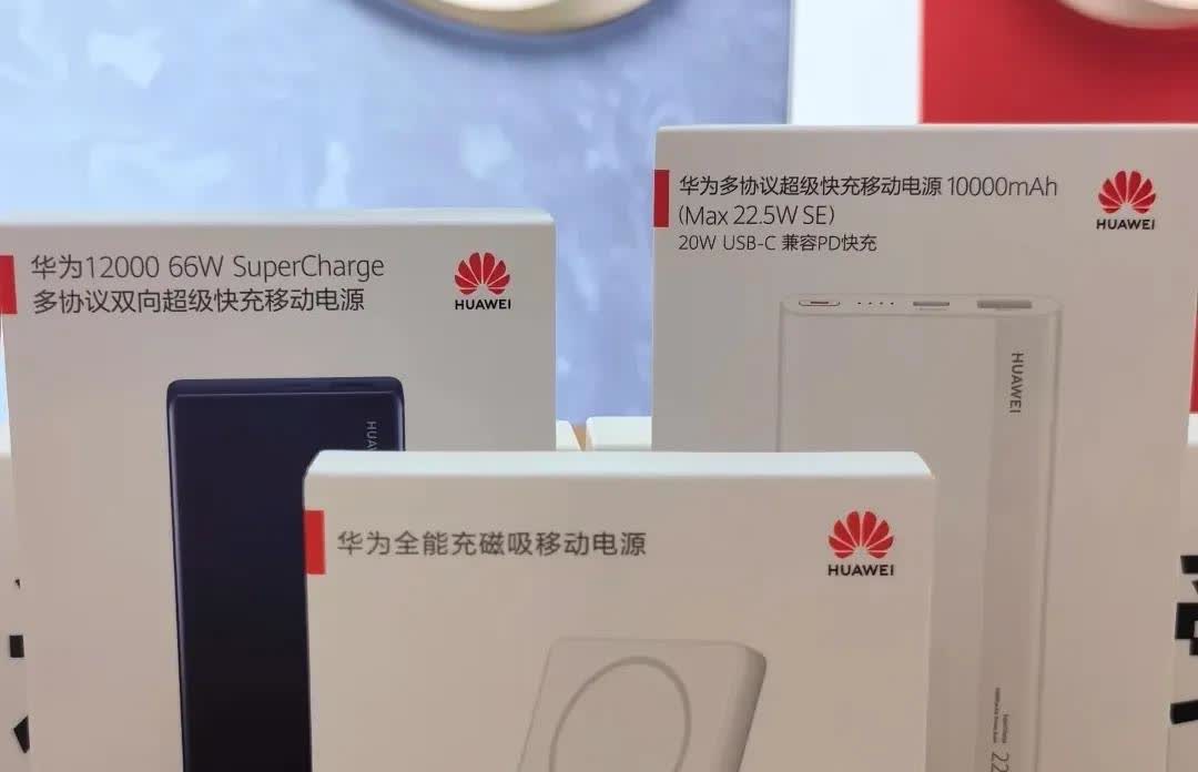 这段时间华为店里挤满了人，不是因为MATE80要上线了，也是因为店里搞