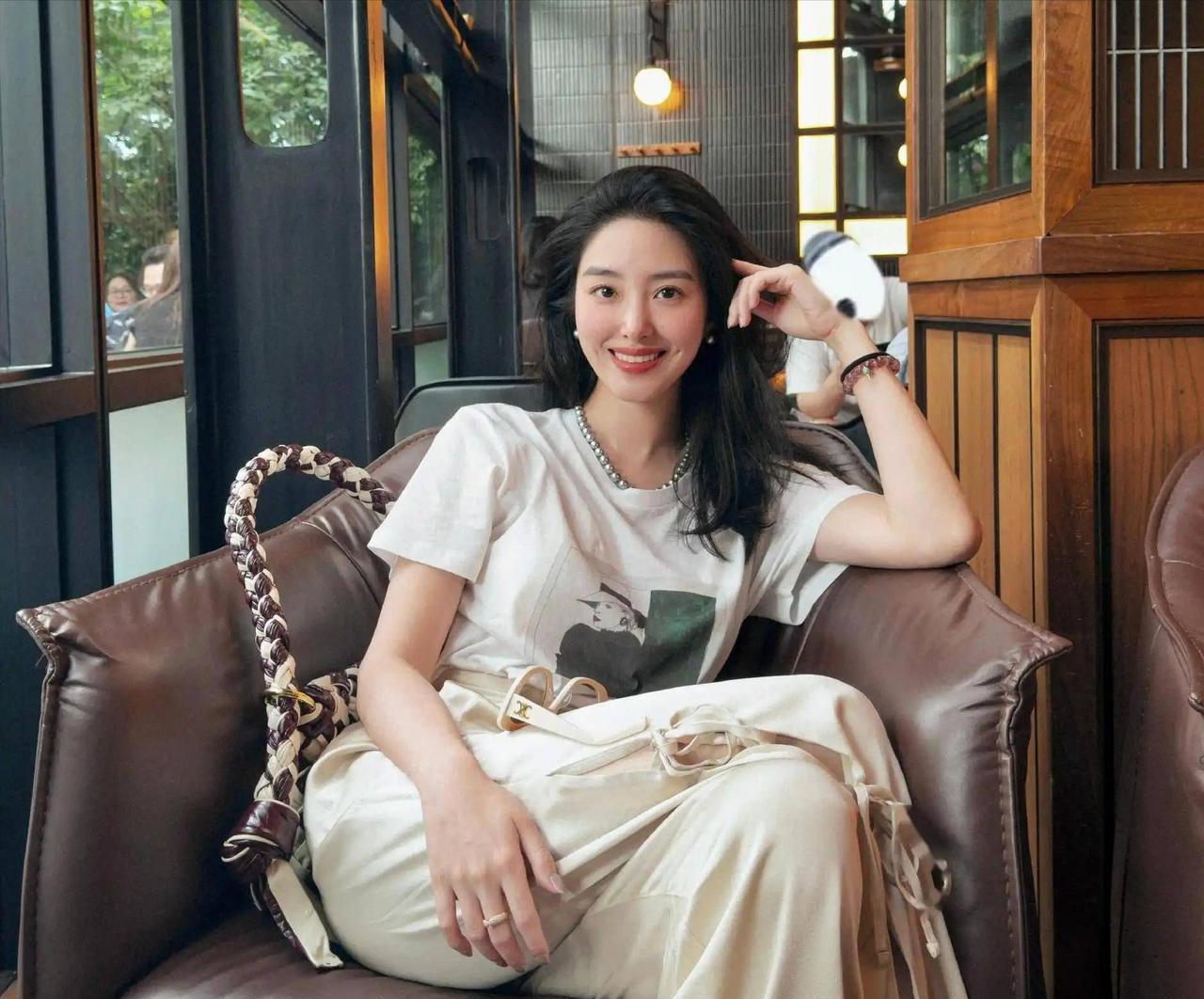 杨采钰新恋情再添猛料，新男友富三代身份曝光，实力背景不容小觑有着“小刘亦菲”之