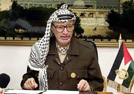 1970年，阿拉法特正在开会，手下递给他一包印着“阿拉法特兄弟亲启”的文件，阿拉