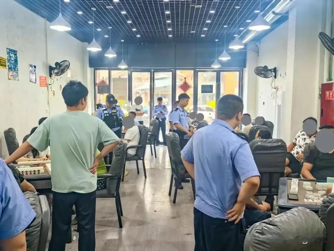 警车刚停稳，棋牌室里就炸了锅。王警官推门进去，老板娘笑盈盈迎上来：“领导