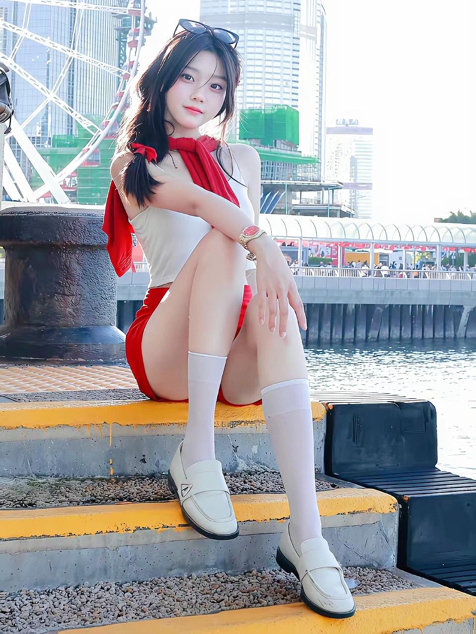 上联：码头沐日，红带牵风添俏意下联：水岸凝光，白袜映浪染清欢对联对对联飞花