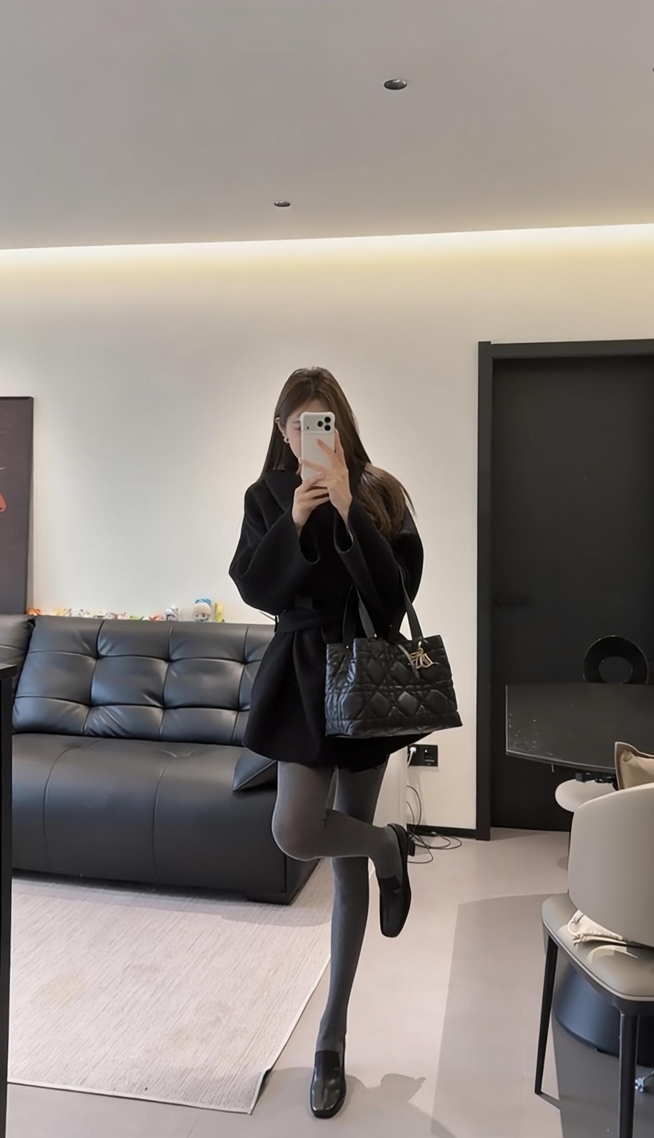 这套穿搭以黑色系为主，整体风格干练又不失温柔，细节丰富：•外套：黑色收腰双