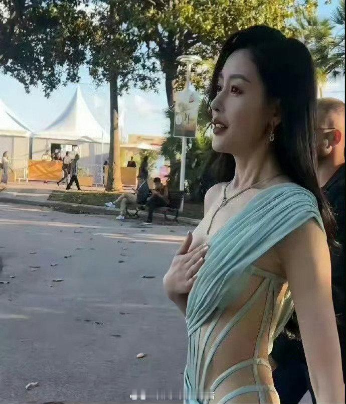 这件衣服有一点赘肉都驾驭不了，张天爱瘦成这样都一直在吸腹​​​