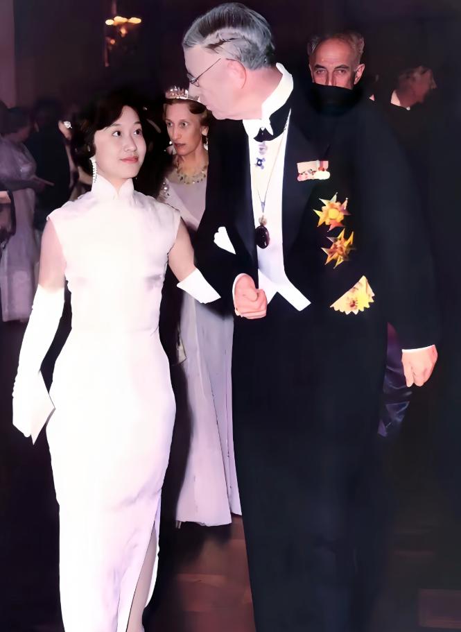 这是1957年杨振宁获得诺贝尔物理学奖时，夫人杜致礼陪他前往瑞典颁奖时所拍摄的一