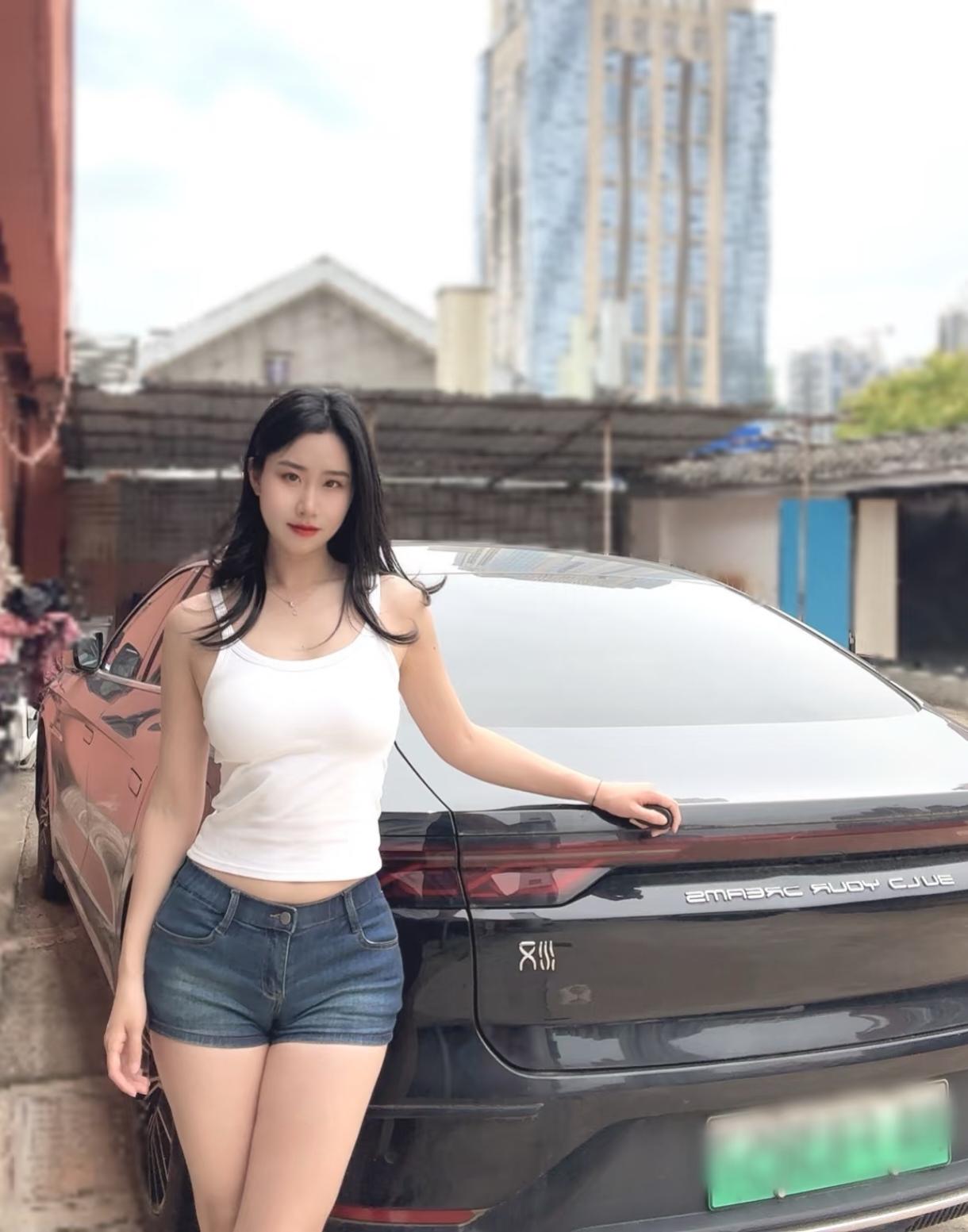 街角的风与车影红砖墙剥落着夏的余温，金属立柱托着灰白的空调外机，风掠过