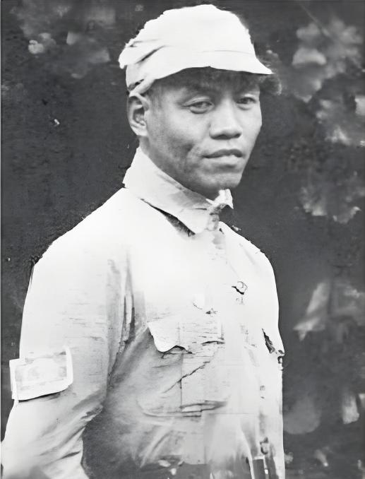 1933年，红九军军长何畏拔出手枪，对准作战科长周希汉的脑袋，“砰砰砰砰砰”连开