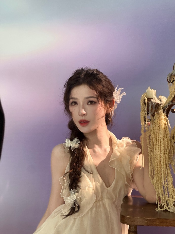 张予曦天赐纯白纱裙造型张予曦舞台白裙氛围感纯净白纱碰撞舞台灯光，张予曦天赐造型朦