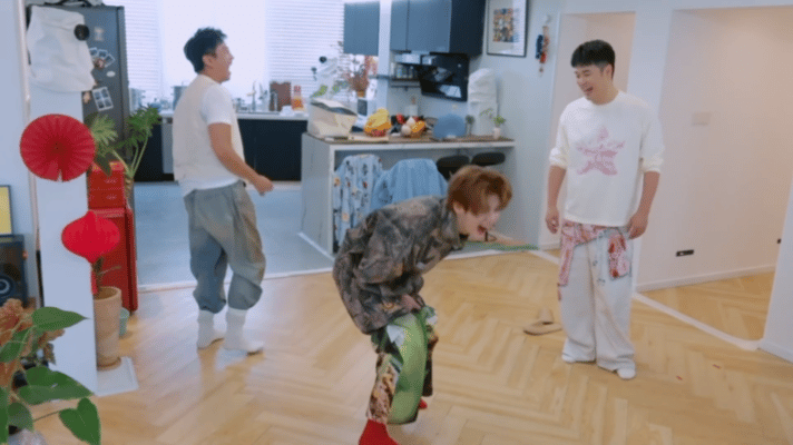 邓超单脚给鹿晗穿裤子邓超这是可以踢的吗一脚给鹿晗踢跪了哈哈哈哈