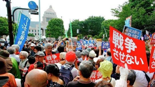 看来日本还是有清醒的人！8月11日，东京街头上千人顶着酷暑包围靖国神社，举着“反