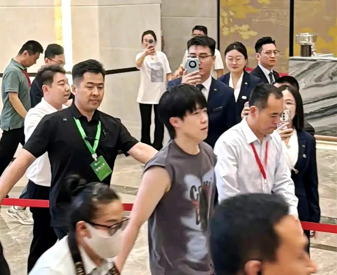 大头王楚钦及林昀儒、黄友政、梁靖崑山东滨州邹城校园行活动，受到大家疯狂欢迎，用人