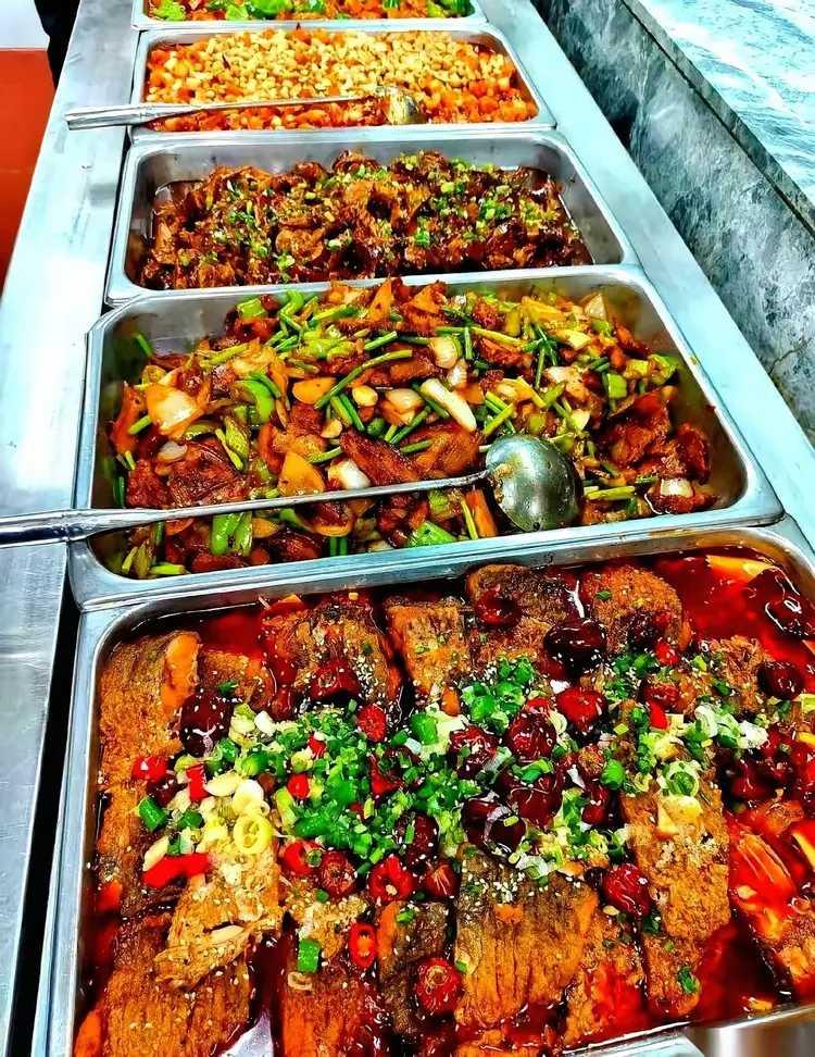 某工程公司的午餐。10元餐费，饭任吃，菜只能选两荤一素。当然，伙食公司有补贴