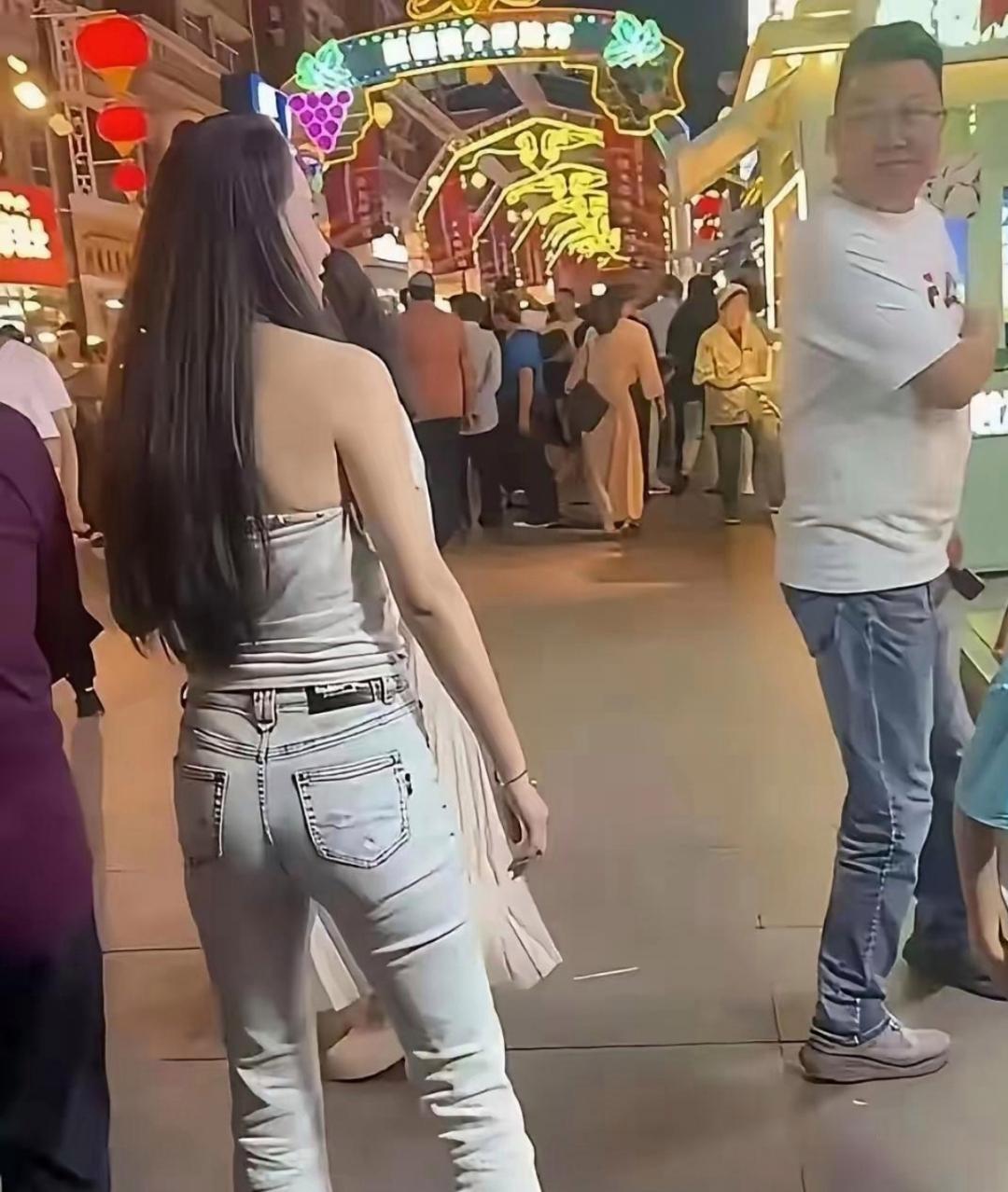 不怪汪峰对她一见钟情了吧，真人确实漂亮身材很好