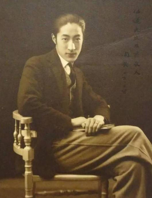 1962年，一位嘴唇、脸庞紫得发黑，头发全白、牙齿掉光，瘦到脱相的老人，在上海监