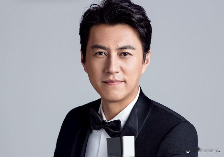 靳东这辈子最爱的女人，不是江珊，也不是离婚两次后娶的李佳，而是她。你可能猜不