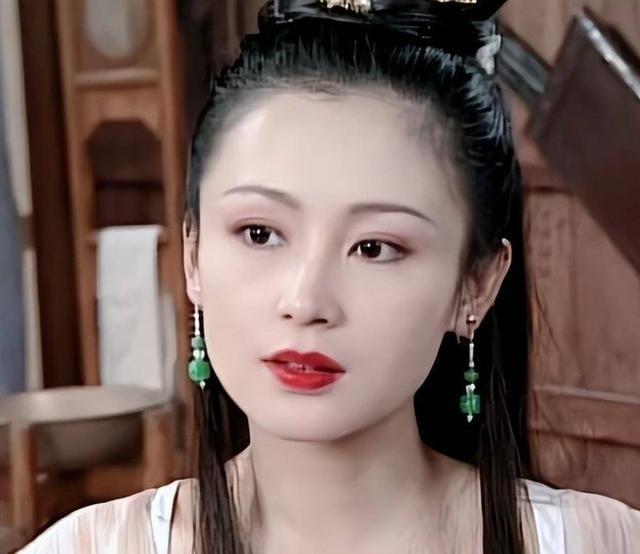 王允布局除掉董卓，百官欢悦除恶，貂蝉对王允悄声说：你杀错了奸贼，真正的祸首，就在