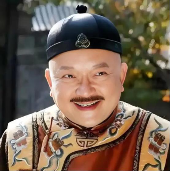 1775年，一个“天降大饼”砸到了和珅头上。那天，乾隆要出巡，突然发现仪仗队