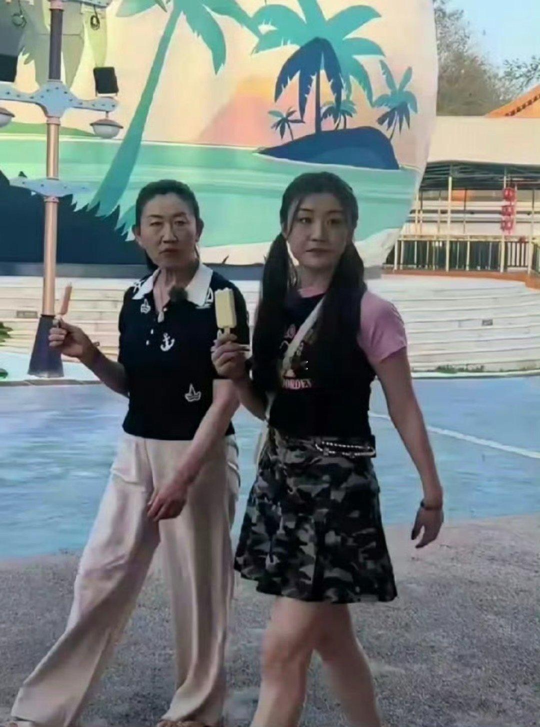 海南偶遇陈梦母女，陈梦和她妈妈长得好像，尤其是那眼神