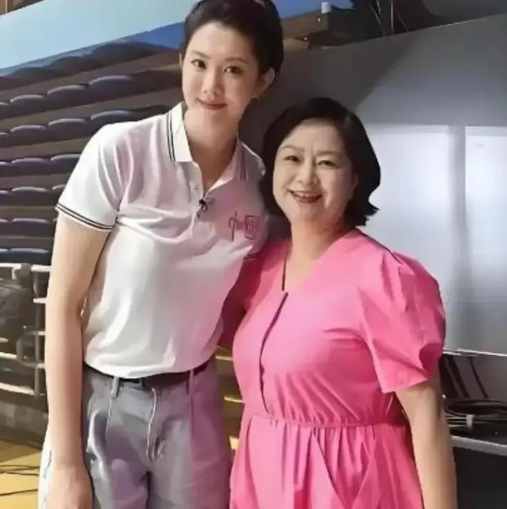 鞠萍当年被前夫逼到二选一，孩子钱只能带走一样，她抱起儿子把存折房产证全留下。1