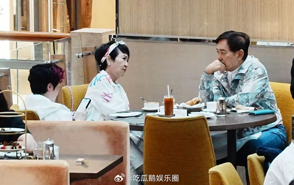 谢霆锋妈妈带老公逛街，夫妻互动像小情侣，拉姑打扮超显年轻！！！​​​