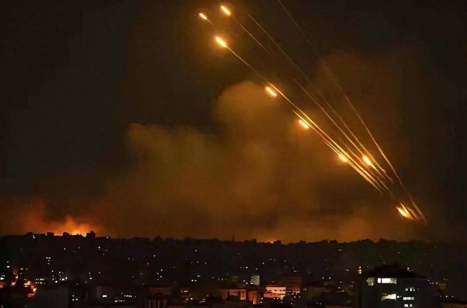 全面打击！伊朗导弹雨狂轰3小时，白宫电话被打爆，日本蠢蠢欲动 2月28日，美