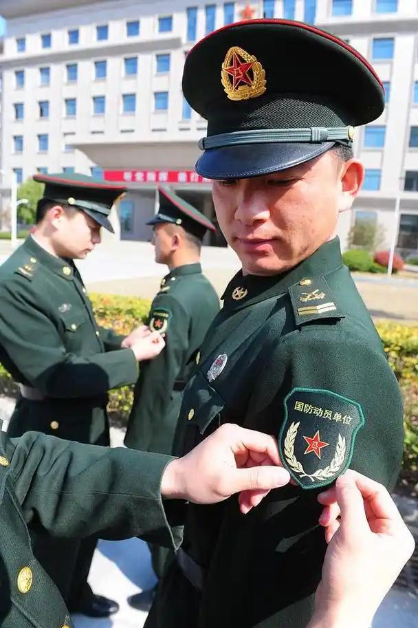 经中央军委批准，全军从明年3月1日起制发启用《中国人民解放军预备役人员证》，中