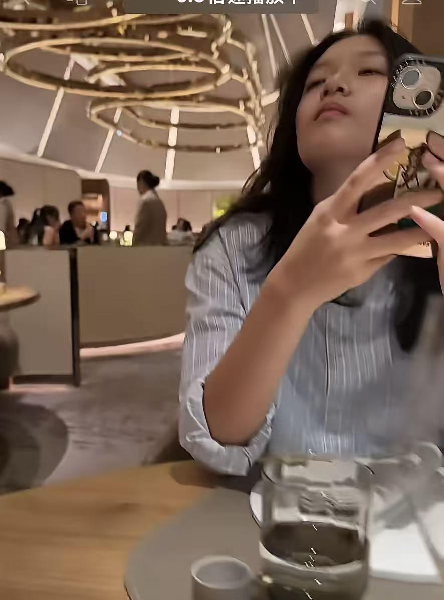 12岁小玥儿切底变了！汪小菲晒女儿近照，不仅衣着打扮变了，整个人的气质也变了