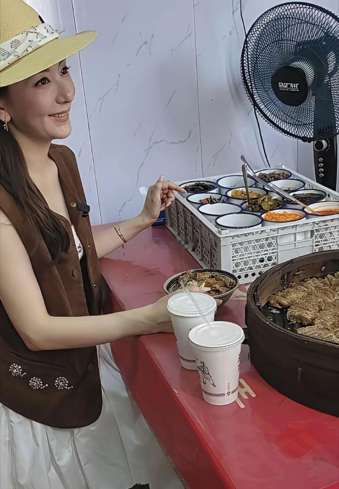 身价上亿的富婆方媛，居然吃这么廉价的路边摊，不会掉身价？