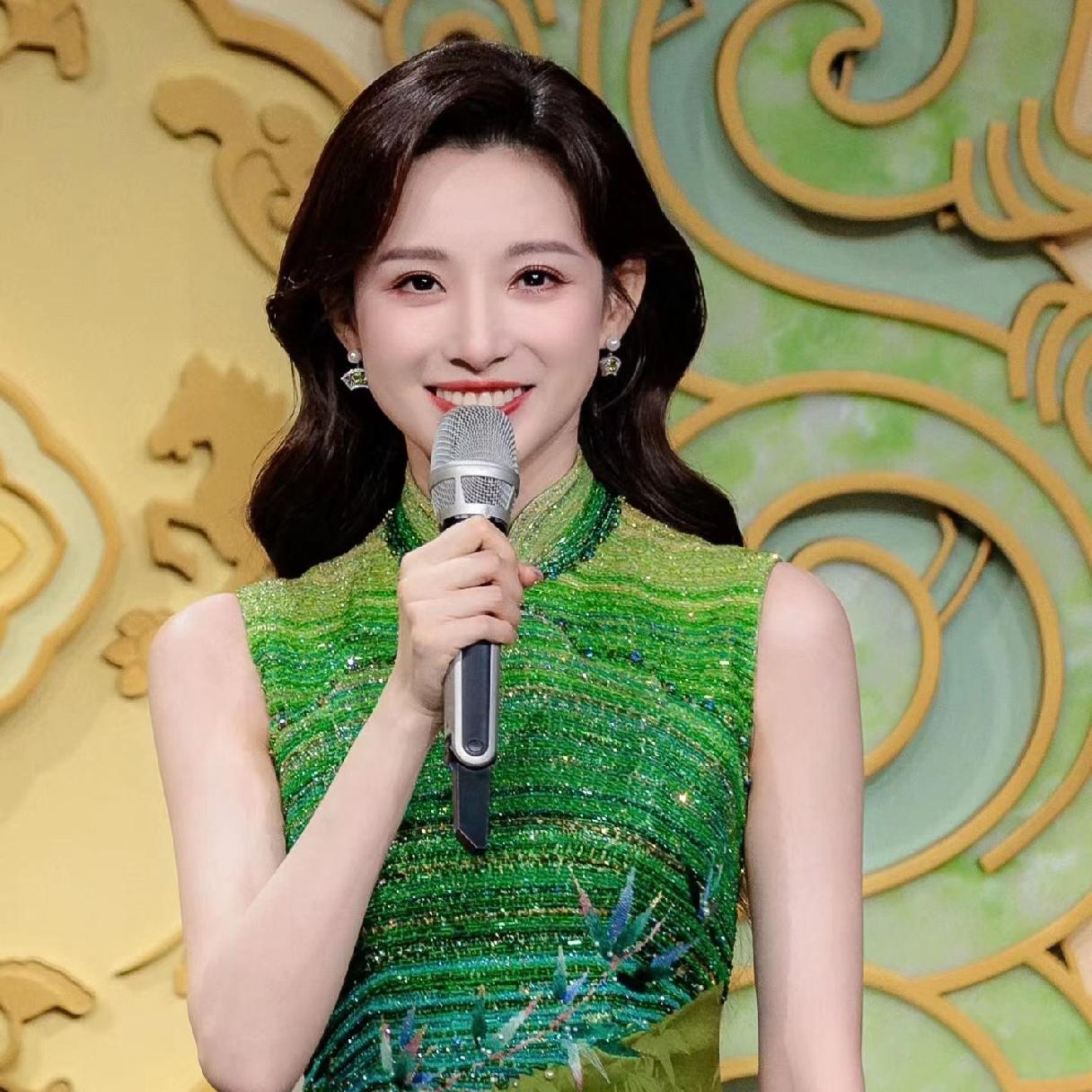 央视主持人马凡舒、刘心悦、张蕾、李七月、李红、龙洋等人气质都很好。她们优雅大