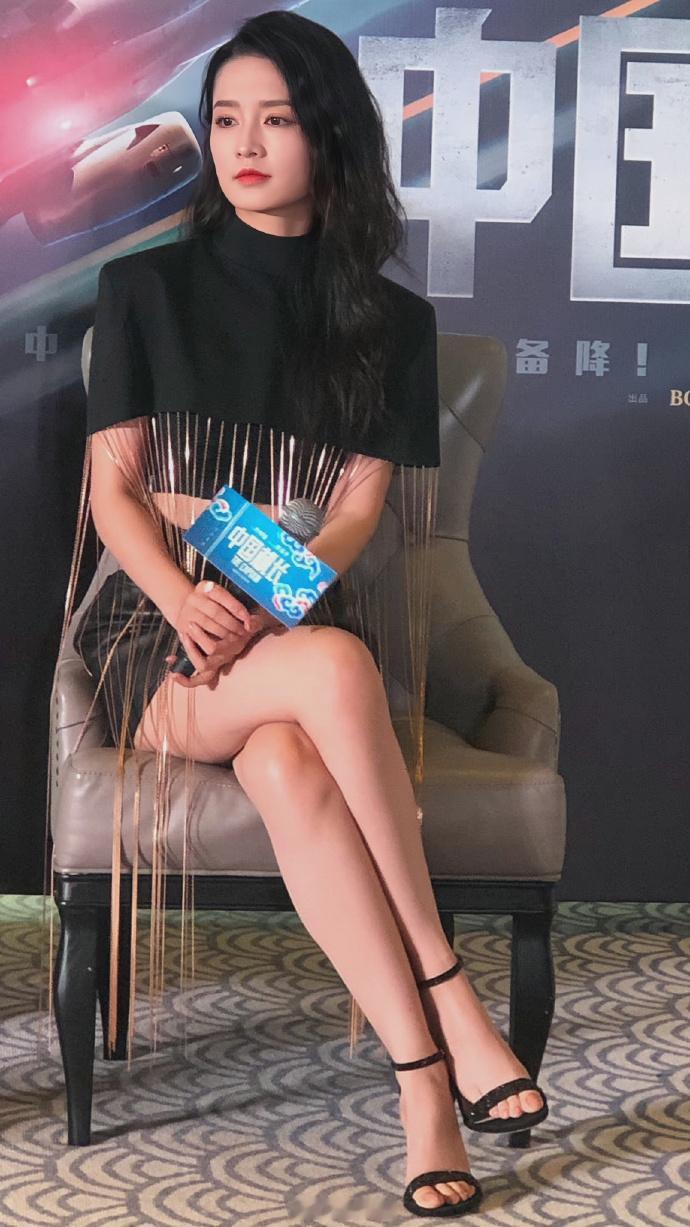 张天爱❤️李沁《中国机长》电影宣传会美拍，两位姐姐真的有颜有身材