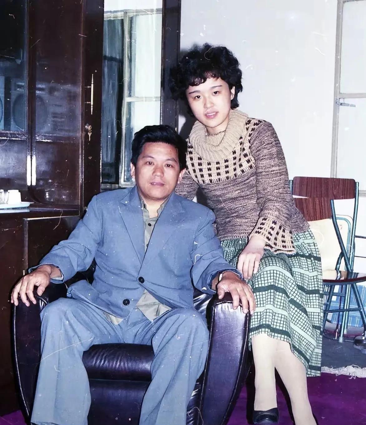 这张照片拍摄于1992年，广东省广州白云宾馆领导和妻子在办公室里的合影。那时候的