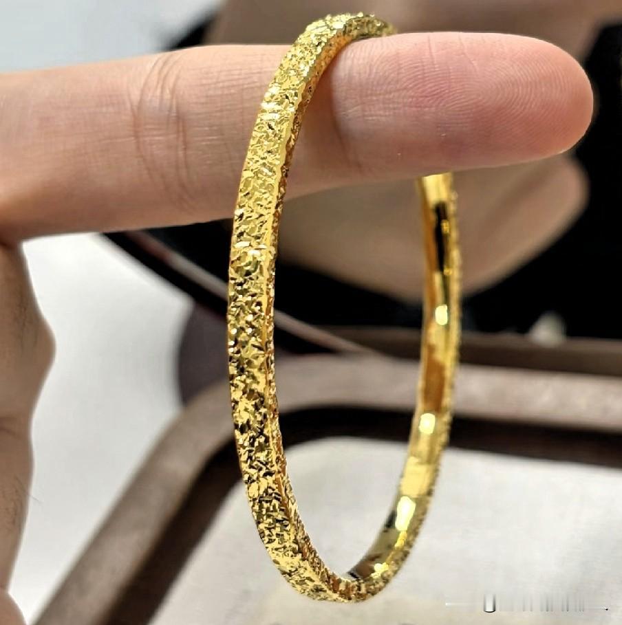 4月28日，金价跌得太狠，我果断买了只金镯子，32克才花了38000块钱。