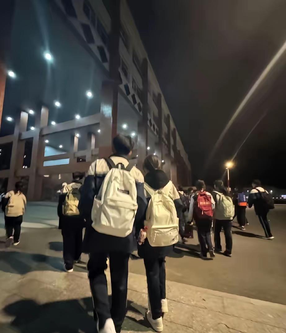 忽然发现，身边太多退休或者临退的人家里，突然冒出来了儿子女儿，都已经快结婚生子了