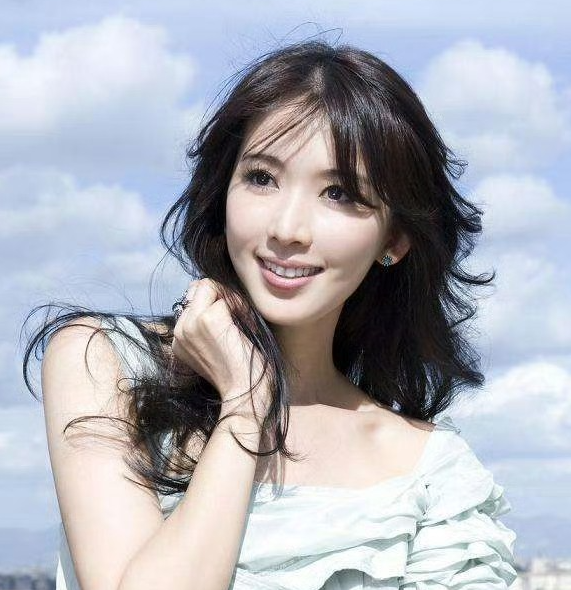 结婚7年的林志玲和老公一组照片曝光俩人近日现身新加坡一家高端酒店的餐厅，只见
