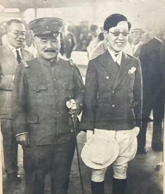 1933年日本东京，川岛芳子和一名军官。