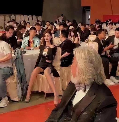 张导这是打算让她演女主了吧​​​