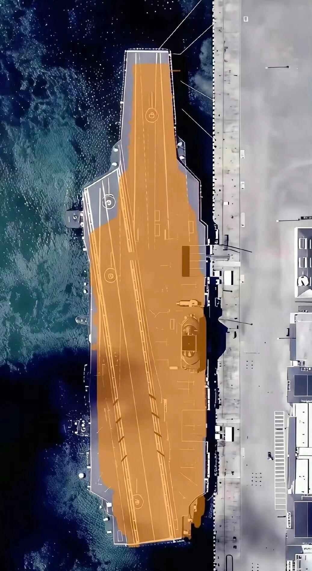 我们把福建舰和山东舰重叠起来对比一下，视觉上感觉没有大多少啊！但是这个账我们不能